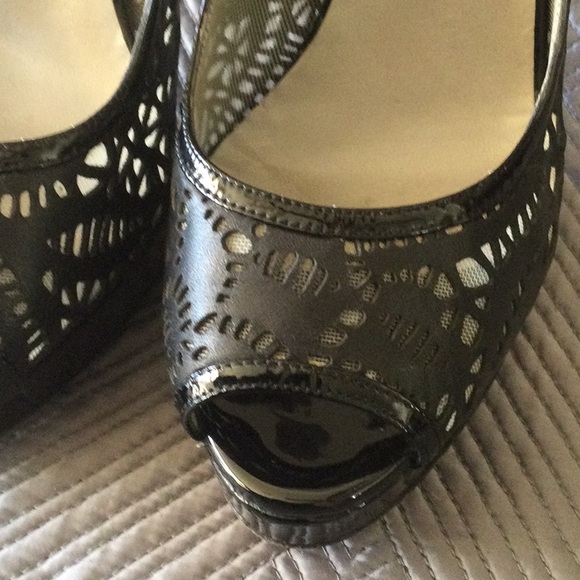 Valentino Garavani size US 8 EU 38 black leather heels - Picture 7 of 9